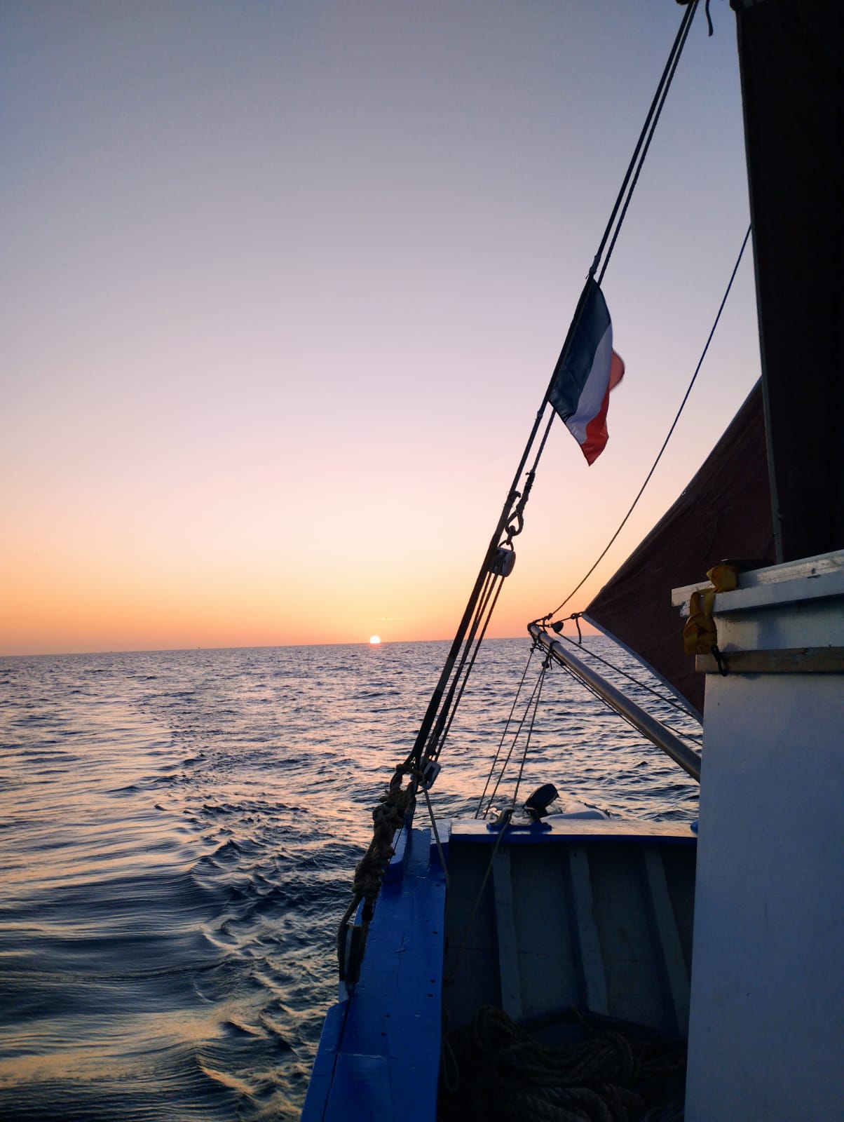 Levé de soleil sur l'océan à l'arrière du navire qui vogue